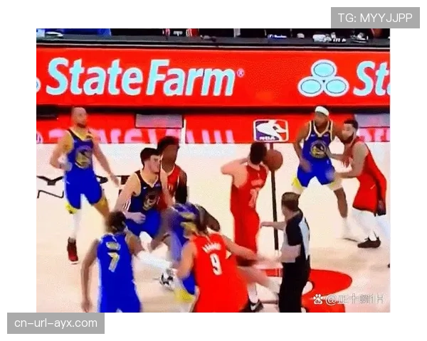 比赛最后时刻出现争球，裁判通过回放中心判定球权归属